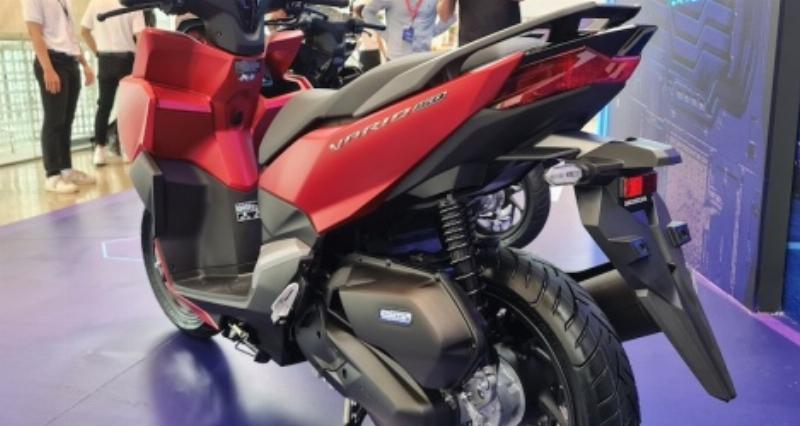 Honda Vario 160 đang di chuyển trên đường phố